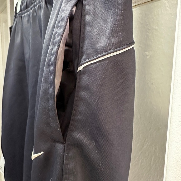 Men’s Nike Workout Shorts - Picture 3 of 5